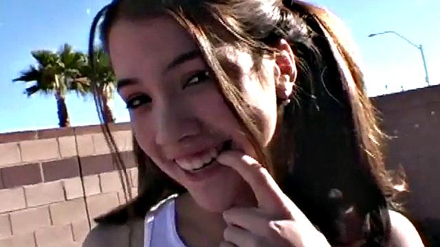 пышногрудая аматорша раздевается и ласкает себя на камеру