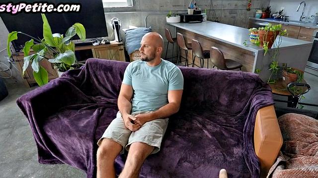 шустрая эбони развлекает белого члена в 69 и боком не забывает пошутить