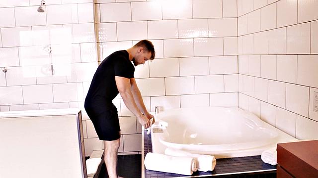 Beefy Stud Shower Solo Jerk - Brad - Maskurbate