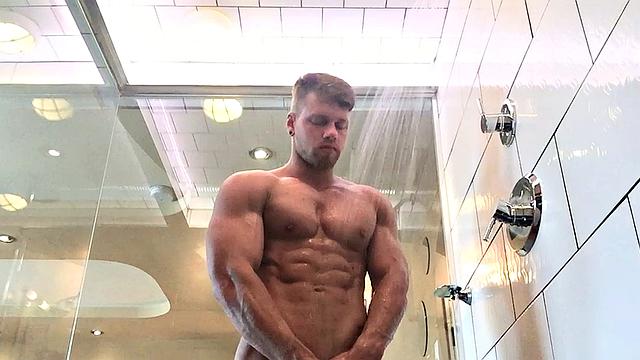 Брэд в душе: мыло скользит, а член работает на полную