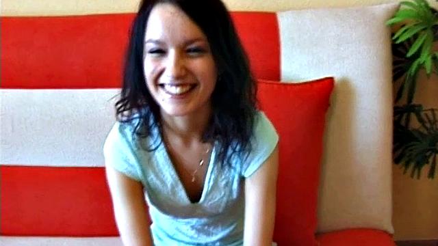 стройная брюнетка раздевается и дрочит на диване