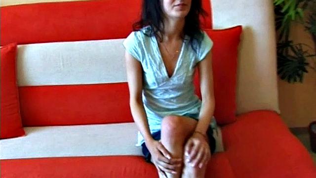 стройная брюнетка раздевается и дрочит на диване