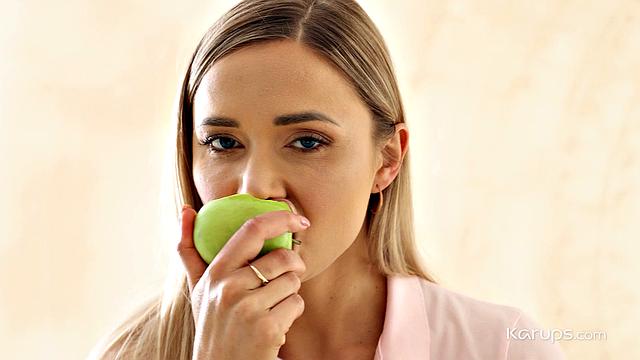 Венера Максима страстно соблазняет мужика и не даёт ему расслабиться ни на минуту.