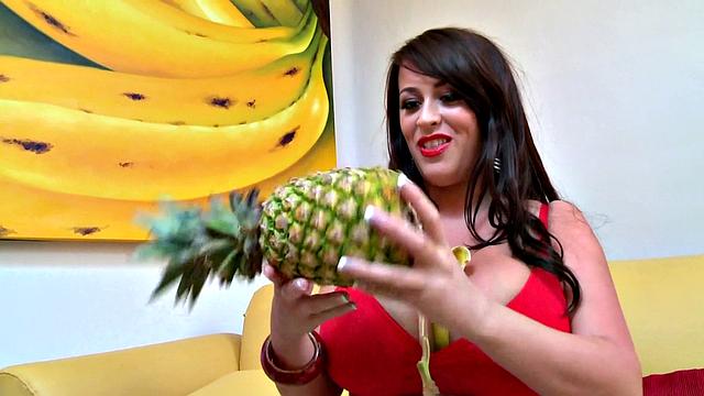 leanne crow раздевается и играет с бананами