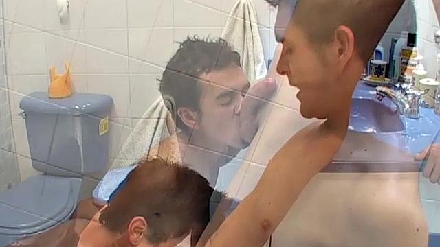 Дамиан вылизывает тугую жопу Ричарда и принимает его толстый член без резинки