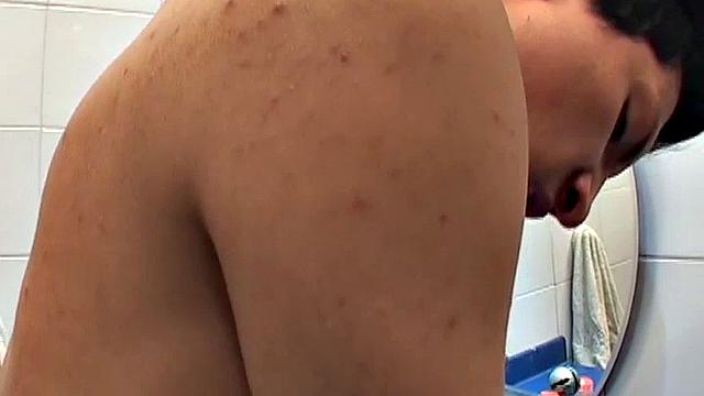 Дамиан вылизывает тугую жопу Ричарда и принимает его толстый член без резинки