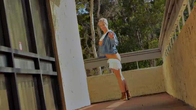 Блондинка-милфа с короткой стрижкой дрочит у бассейна