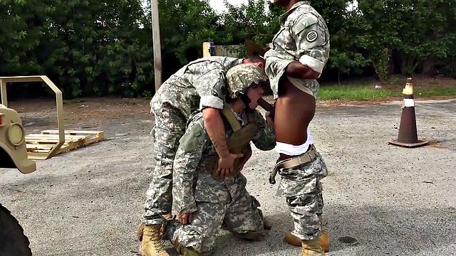 Черный армеец жадно сосет и получает по полной в диком тройнике на природе