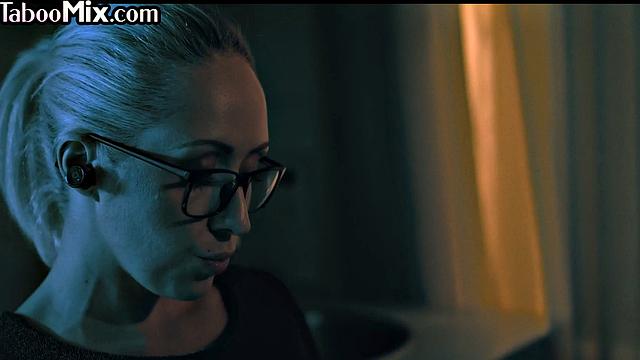 Зрелая с большими сиськами мастурбирует в чулках, лаская себя пальцами.