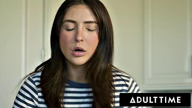 Кенна Джеймс устраивает жёсткий сквиртинг в жёстком групповом сексе с незнакомцами.