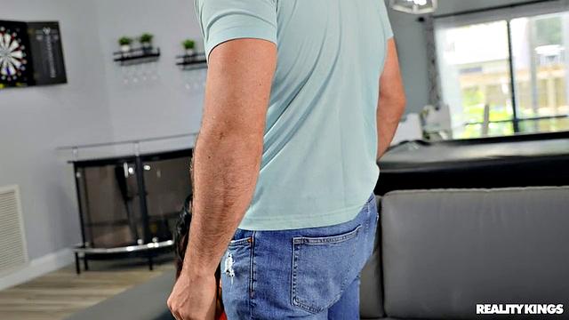 Кайли Рокет шокирует горячим сексом и страстным минетом в гостиной с JMac'ом.