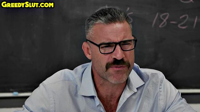 Студентка в форме сосёт член учителю после жёсткого траха в аудитории.