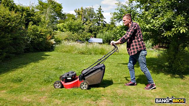 Малия выходит в бикини и соблазняет дворника горячим телом возле бассейна, потом жадно берет член в рот и получает сперму на лицо от мощного ебаря Яника.