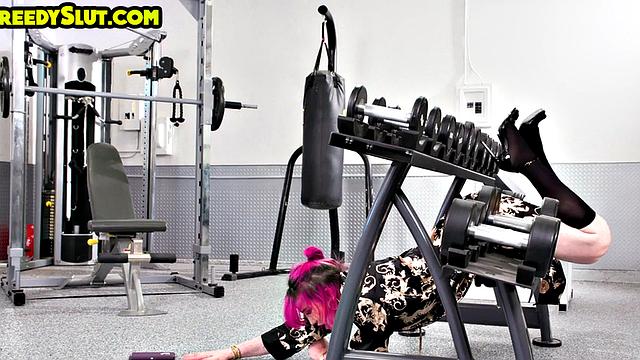 Greedy babe sucks cock and gets anal pounded in gym