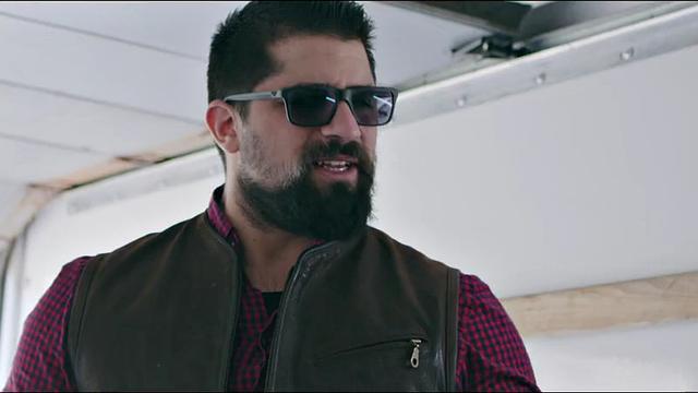 мускулистый дальнобойщик получает по полной прямо в фуре