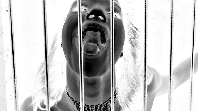 брюнетка в белье катается сверху и получает анал creampie