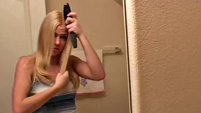 изящная блондинка эротично позирует на откровенной фотосессии