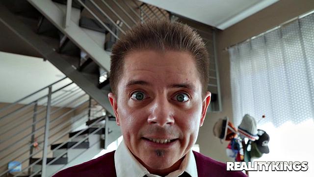 Мачеха устроила жаркую борьбу с Рики в маске и трахнула его после победы на ковре.