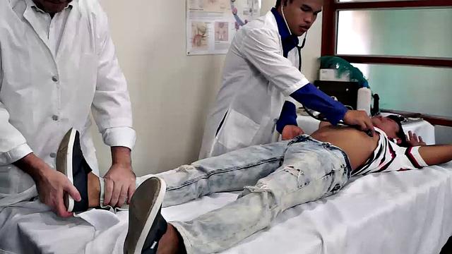 Алекс связан на кушетке, три врача по очереди его щекочут