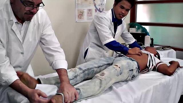 Алекс связан на кушетке, три врача по очереди его щекочут