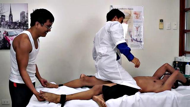 Алекс связан на кушетке, три врача по очереди его щекочут