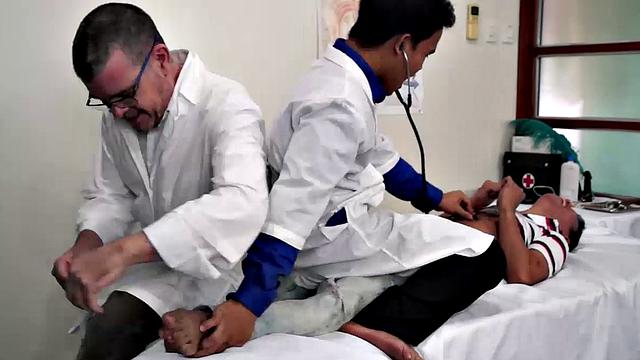 Алекс связан на кушетке, три врача по очереди его щекочут