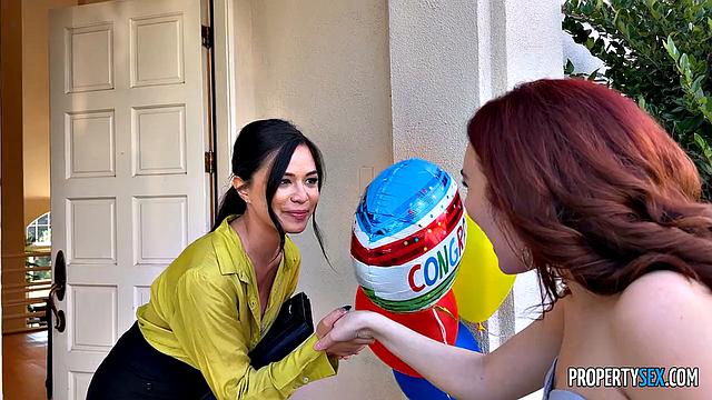 рыжая риэлторша соблазняет пару на горячий тройничок на диване