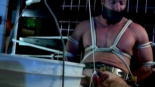 Ему так туго затягивают яйца - Дайр Каллахан и Дерек Пэйн