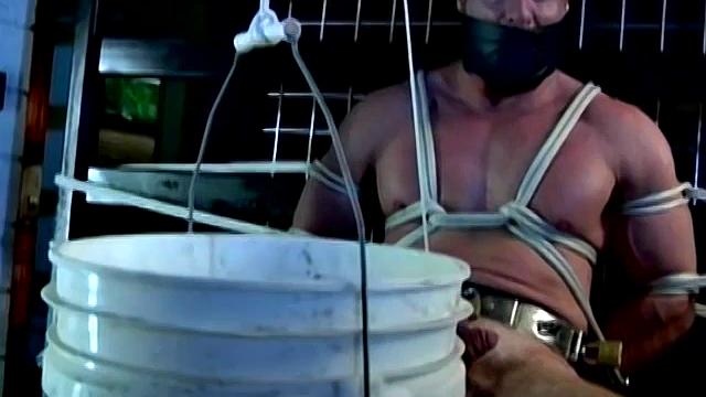 Ему так туго затягивают яйца - Дайр Каллахан и Дерек Пэйн
