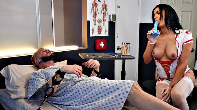 транс-медсестра не может насытиться голым членом в форме