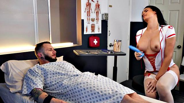 транс-медсестра не может насытиться голым членом в форме