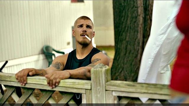 Райли Кио соблазняет медленным стриптизом