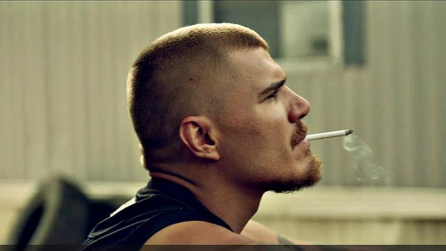 Райли Кио соблазняет медленным стриптизом