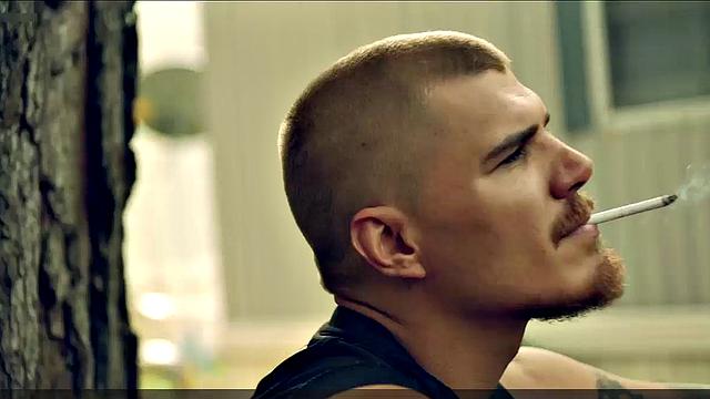 Райли Кио соблазняет медленным стриптизом