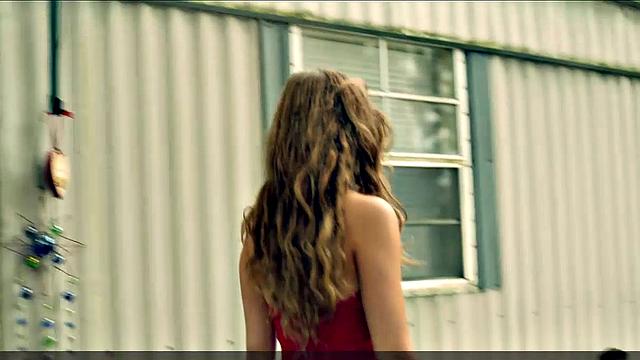 Riley Keough striptease