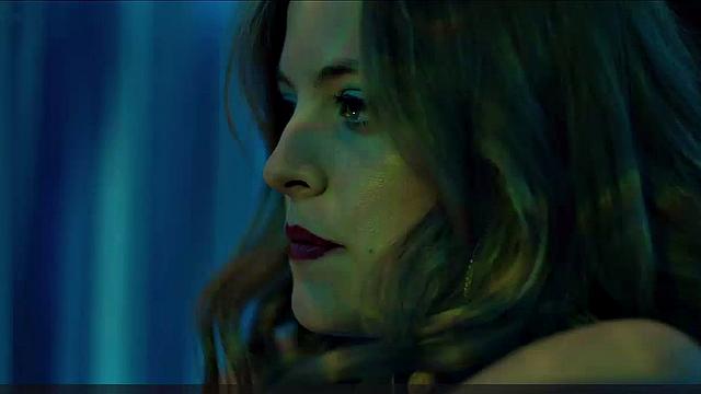 Riley Keough striptease