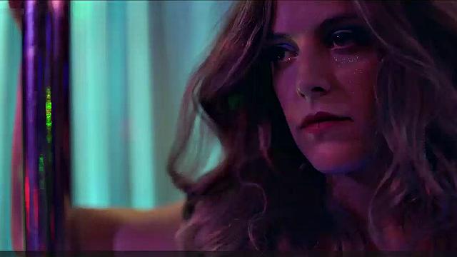 Riley Keough striptease