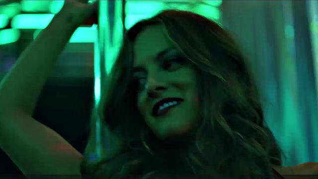 Riley Keough striptease