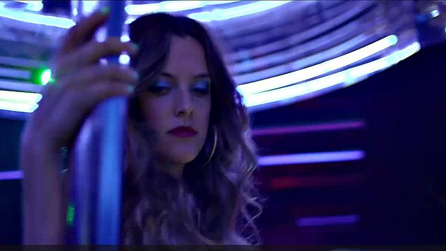 Райли Кио соблазняет медленным стриптизом