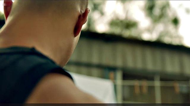 Райли Кио соблазняет медленным стриптизом