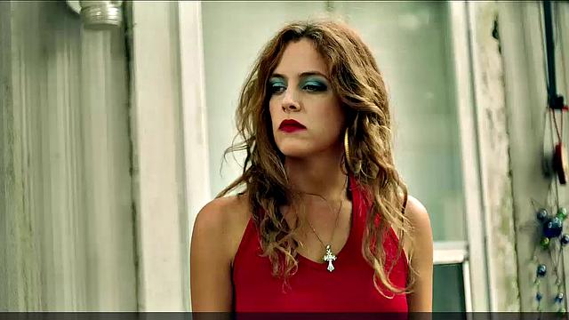 Райли Кио соблазняет медленным стриптизом