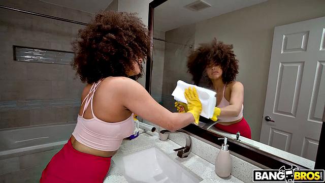 Нина с роскошной жопой убирается и торгуется за секс с хозяином дома за деньги, в итоге получает сперму на лицо после бурной траханки во всех позах.