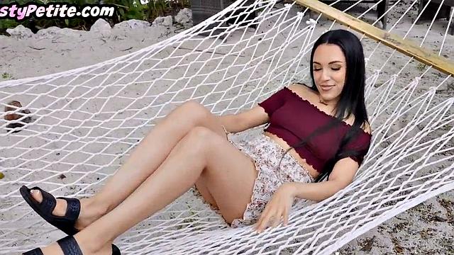 гибкая красотка не устояла перед жёстким трахом в бассейне