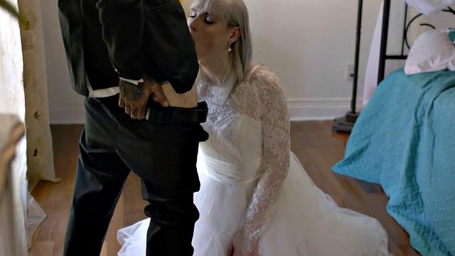 транс-невеста разогревает мужа, пока подруга с сиськами не влезла