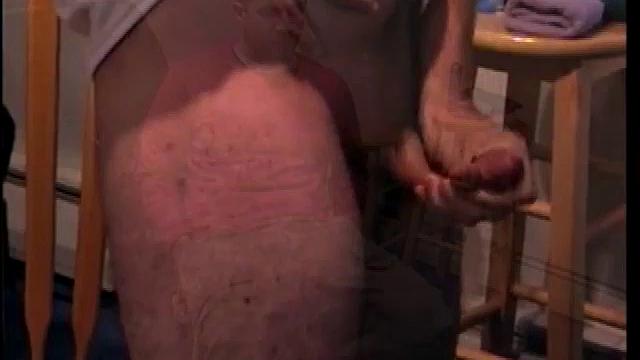 Сет мастурбирует и извергается по-мужски