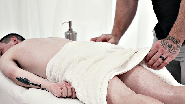 Old bear masseur barebacked by skinny twink