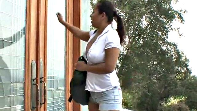 Чернокожая в чулках сосёт и трахается с опытным мужиком во всех позах.