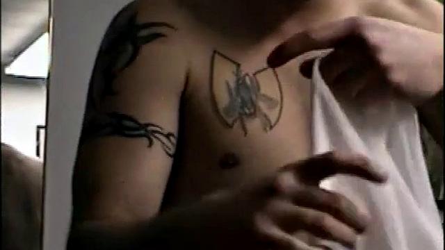 Смотри, как взрослый гетеро парень сосет член другу на камеру, не пропусти гей экшен!