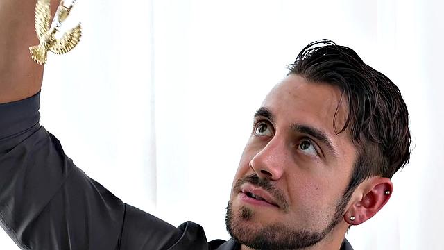 Mesmerized tattooed jock deepthroating cock