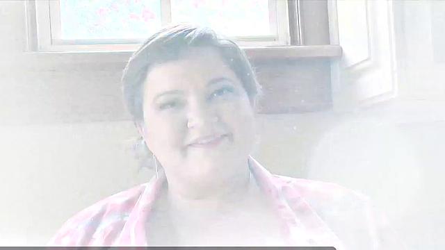 Билли срывает одежду и дразнит аппетитными формами по-техасски